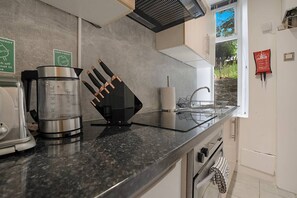 Geladeira, micro-ondas, fogão, cooktop