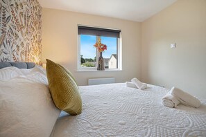 Bureau, fer et planche à repasser, lit de bébé portatif