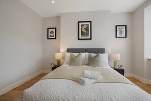 6 bedrooms, desk, iron/ironing board, travel crib