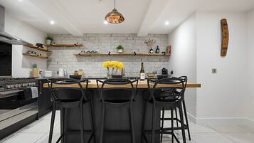 Coffee/tea maker, fridge, microwave, oven