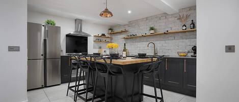 Kjøleskap, mikrobølgeovn, ovn og kokeplater