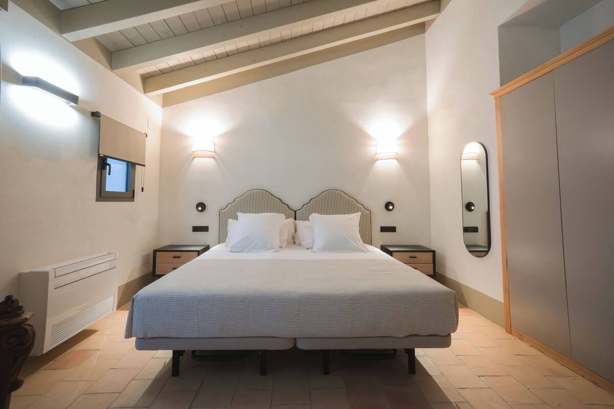 Down comforters, minibar, in-room safe, soundproofing