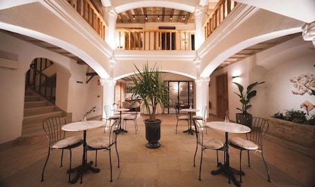 Courtyard. Hotel Boutique Casona de los Rebolledo
