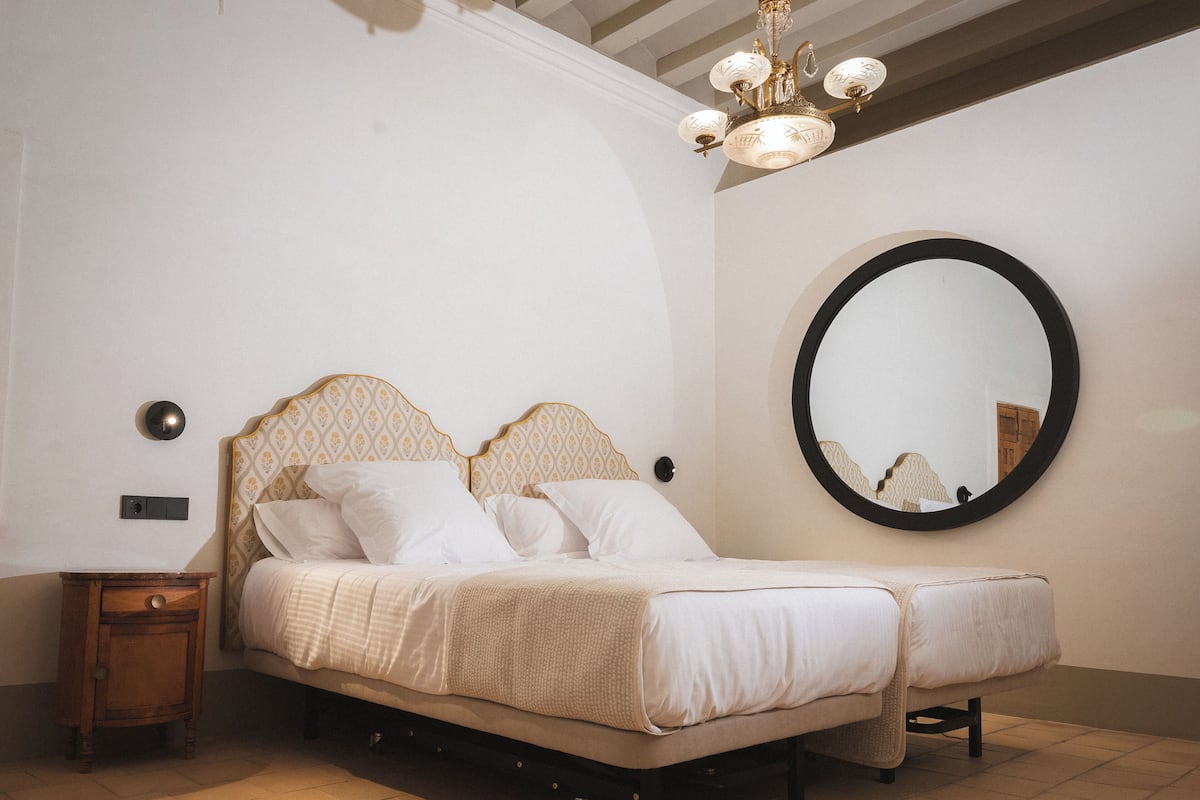 Dobbelt- eller tomannsrom – superior, balkong, hageutsikt | Safe på rommet, strykejern/-brett og wi-fi (inkludert)