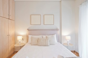 2 bedrooms, iron/ironing board, internet, bed sheets