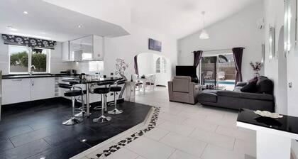 Exceptional 3 Bed Villa Malpas, Sleeps 6, H/pool