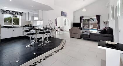 3 Bed Villa - Sleeps 6 - Pool - Parking - Wifi