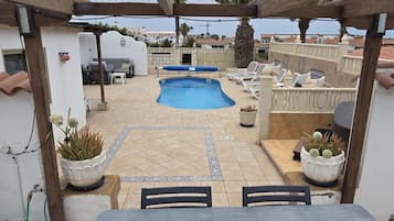 Una piscina cubierta, una piscina al aire libre