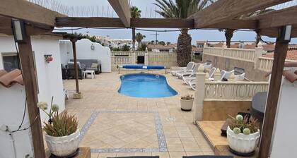 3 Bed Villa - Sleeps 6 - Private Pool - Hot Tub- Parking - Wifi