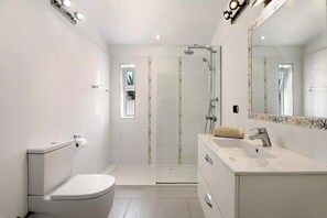 Shower, hair dryer, towels - Exceptional 3 Bed Villa Malpas, Sleeps 6, H/pool (San Miguel de Abona)
