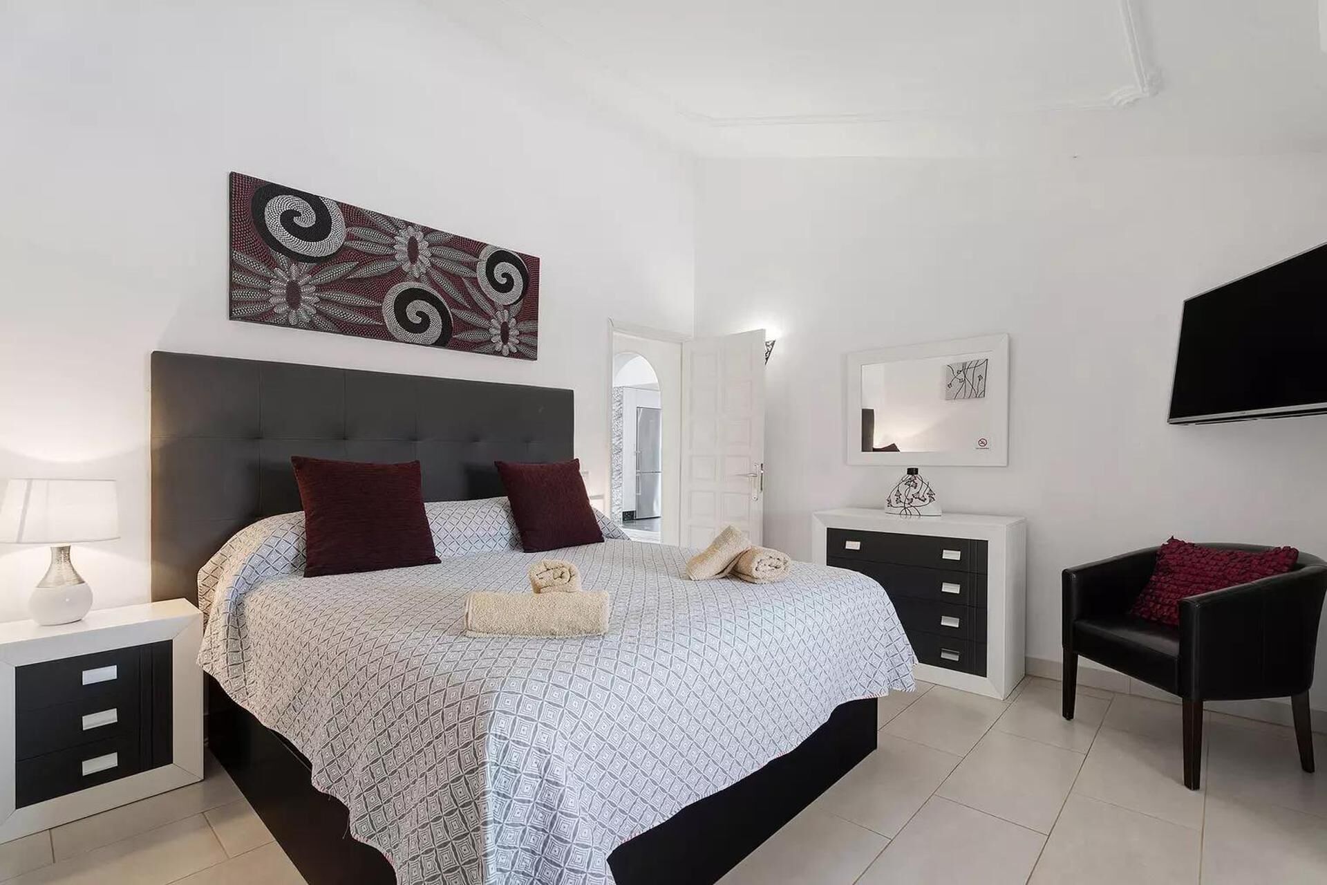 3 dormitorios, tabla de planchar con plancha, wifi gratis y ropa de cama