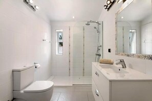 Douche, sèche-cheveux, serviettes fournies