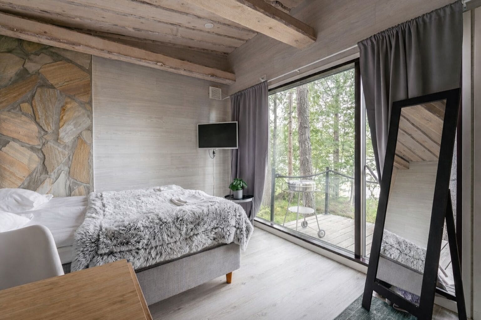 Superior-sviitti, järvinäköala, järven rannalla | Vuodevaatteet