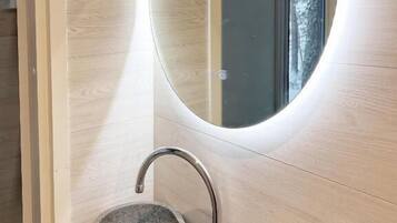 高级套房, 湖景, 湖畔 | 浴室 | 淋浴设施、吹风机、毛巾