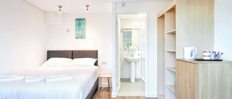 1 bedroom, desk, WiFi