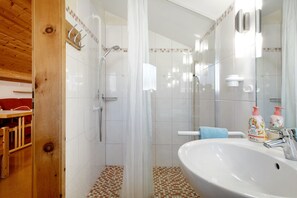 Een douche, een haardroger, handdoeken