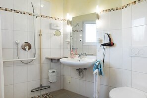 Een douche, een haardroger, handdoeken