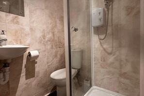 Chuveiro, secador de cabelo, toalhas de banho