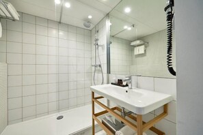 Hair dryer, towels - Bright & Modern Studio w/ Kitchen | Near Beach, Parks & Museums (Oostende)