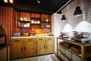 Una cocina con armarios de madera, una encimera con un tostador y estantes con frascos y plantas.