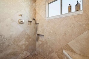 Douche, sĂšche-cheveux, serviettes fournies, shampoing