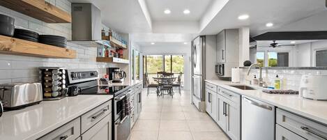 ثلاجة، ميكروويف، فرن، موقد طهي مسطح