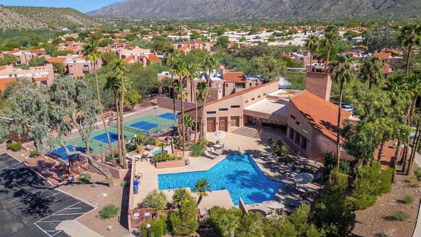 Un complexe hôtelier doté d’une piscine, de courts de tennis et situé dans un cadre montagneux.