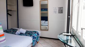 1 dormitorio, tabla de planchar con plancha, wifi gratis y ropa de cama