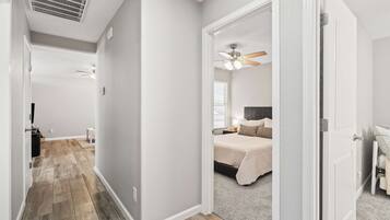 3 chambres, bureau, fer et planche Ă repasser, lit parapluie