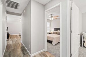 3 室のベッドルーム、デスク、アイロン / アイロン台、旅行用ベビーベッド