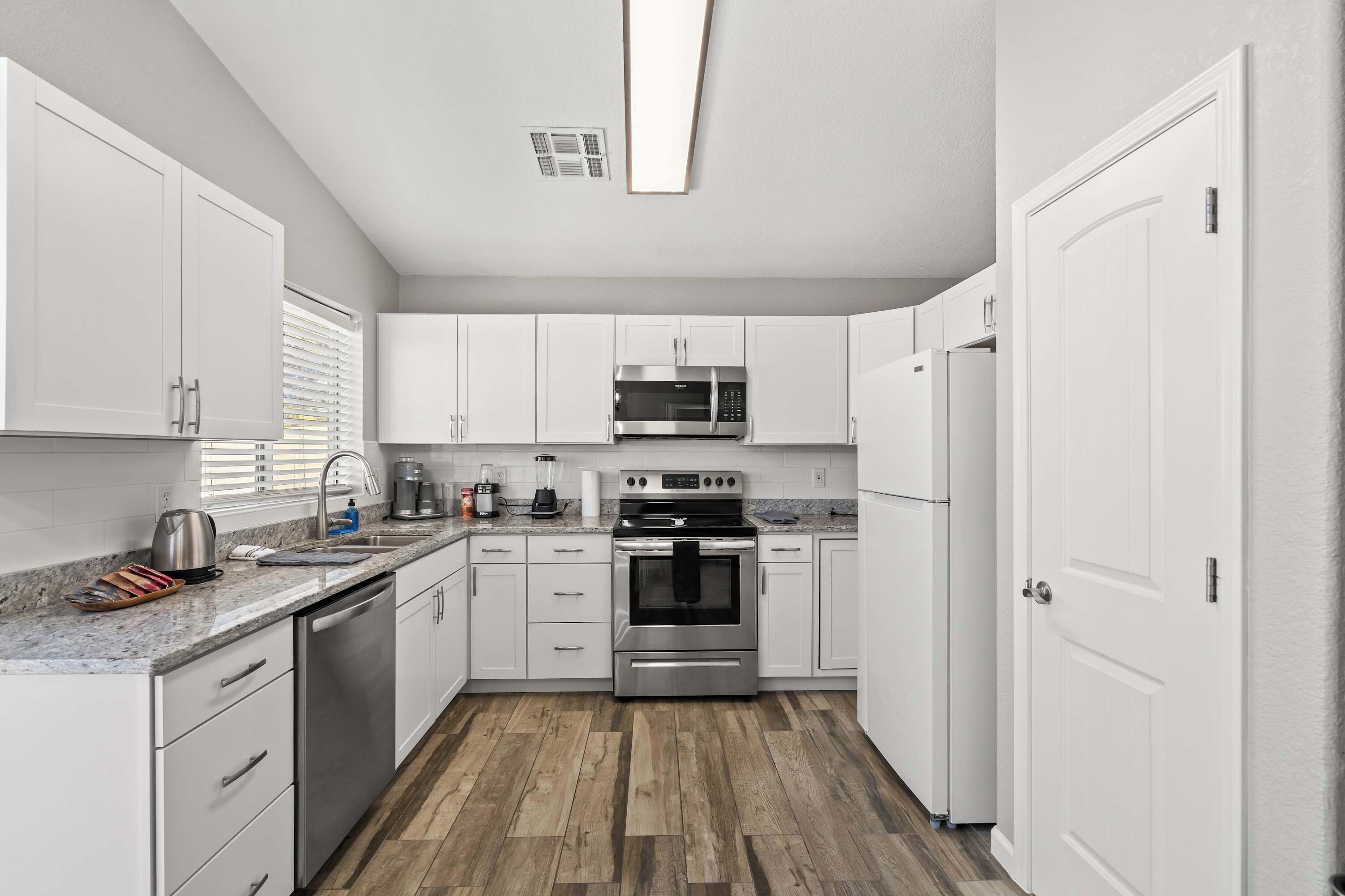 Refrigerador, microondas, horno, placa de cocina