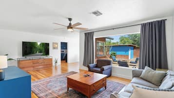 Televisie en een open haard