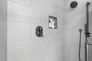 Chuveiro, secador de cabelo, toalhas de banho, shampoo