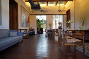 Coin salon dans le hall