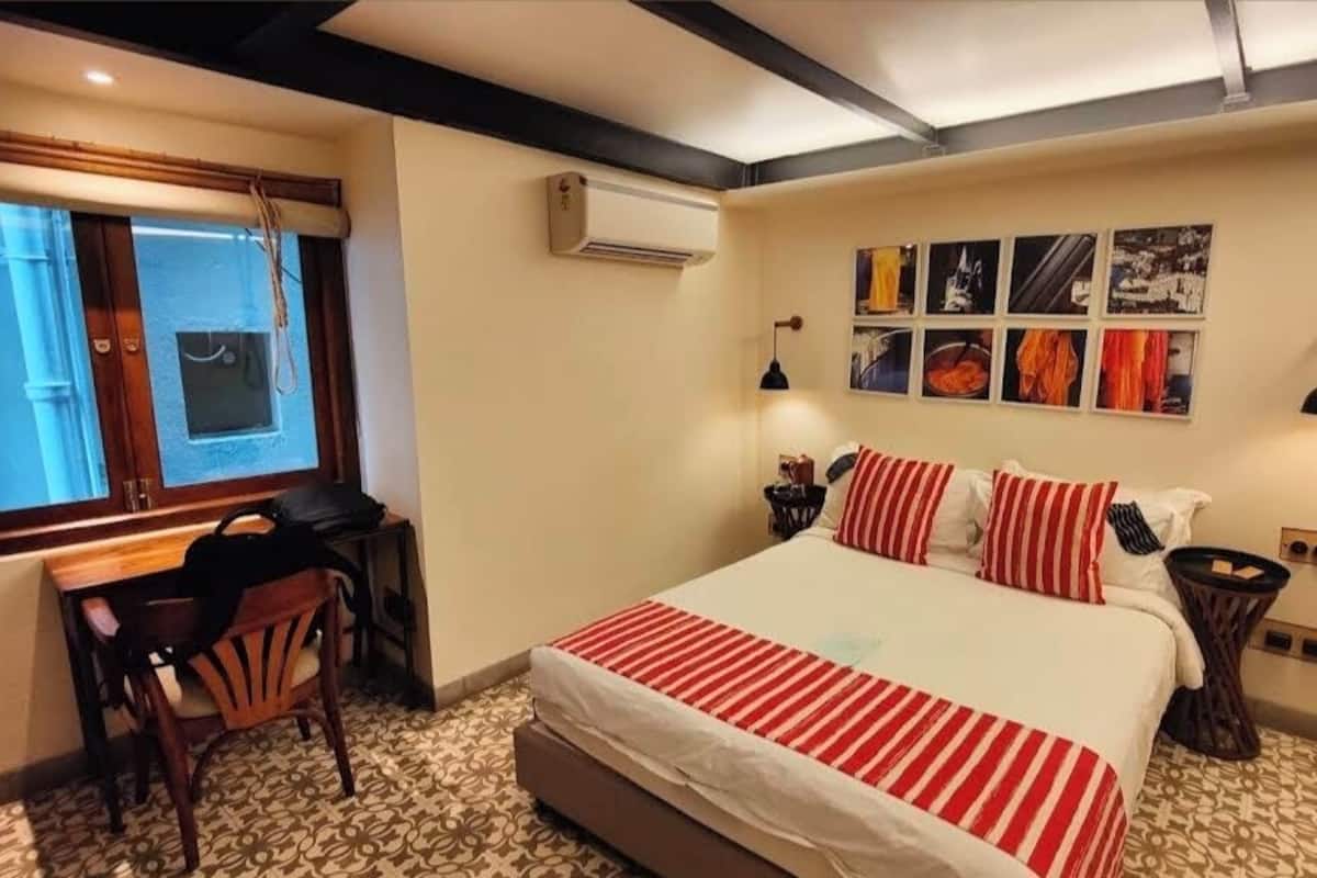 Suite Deluxe, vue sur la ville | Bureau, espace de travail pour ordinateurs portables