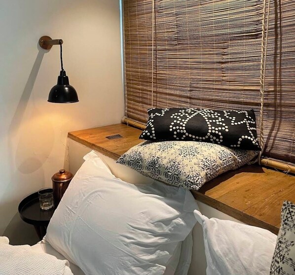 Basic Oda | Masa, dizüstü bilgisayar çalışma alanı, ücretsiz kablosuz İnternet 