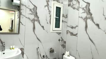 Junior Suite | Bathroom | Shower, towels, soap, shampoo