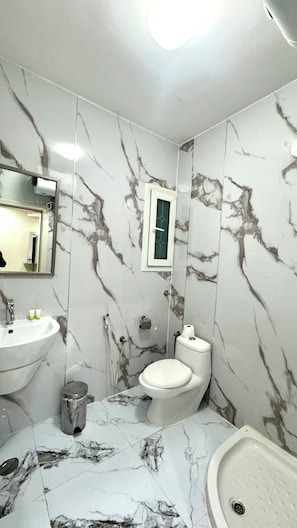 Junior Suite | Bathroom | Shower, towels, soap, shampoo
