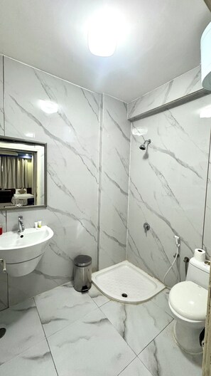 Shower, towels, soap, shampoo - Dancenter Muscat Holiday Luxury Stay (Seeb)