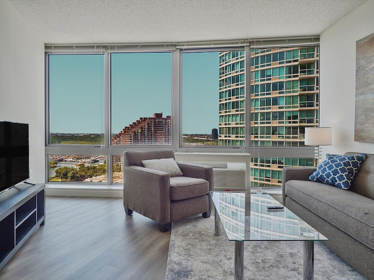 Waterfront 1br W. Prime Manhattan Skyline Views | Pet-friendly - New York City