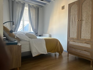 2 bedrooms, iron/ironing board, Internet, bed sheets