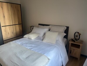 2 chambres, fer et planche Ă  repasser, accĂšs Internet, draps fournis