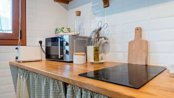 Refrigerador, microondas, parrilla de estufa y cafetera y tetera