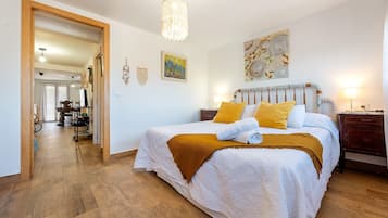 1 bedroom, desk, WiFi, bed sheets