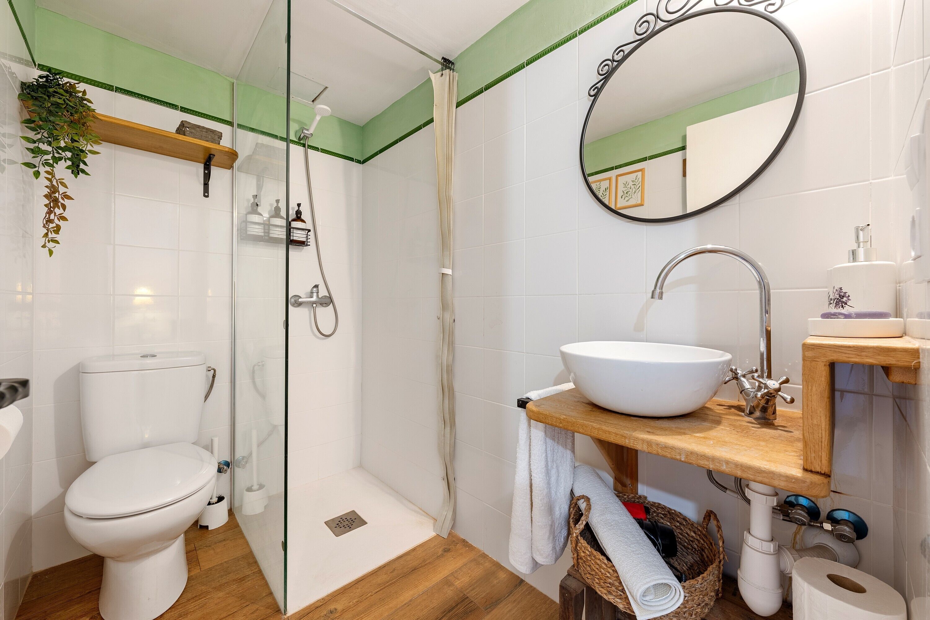 Een douche, gratis toiletartikelen, een haardroger, handdoeken