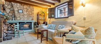 Holiday Home 'Tranquil' with Mountain View, Wi-Fi and Air Conditioning