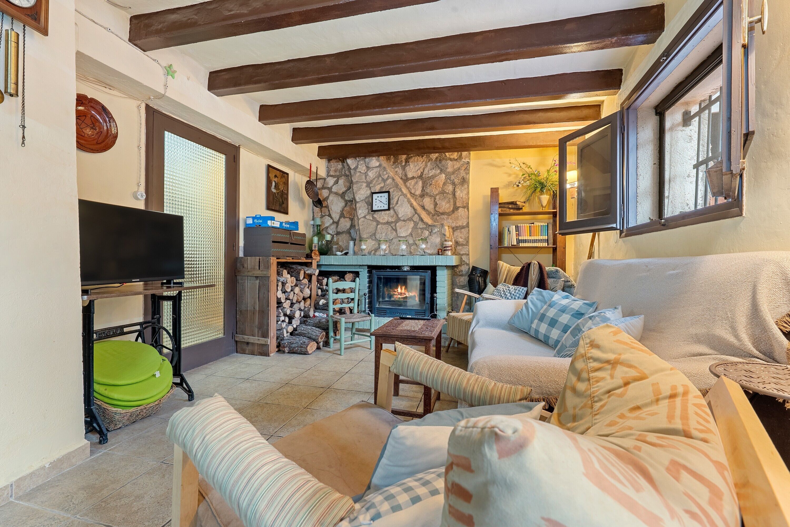 Televisión y chimenea 