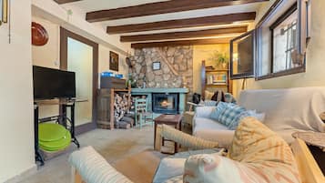 Televisión y chimenea