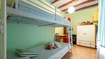 4 habitaciones, tabla de planchar con plancha, wifi y ropa de cama