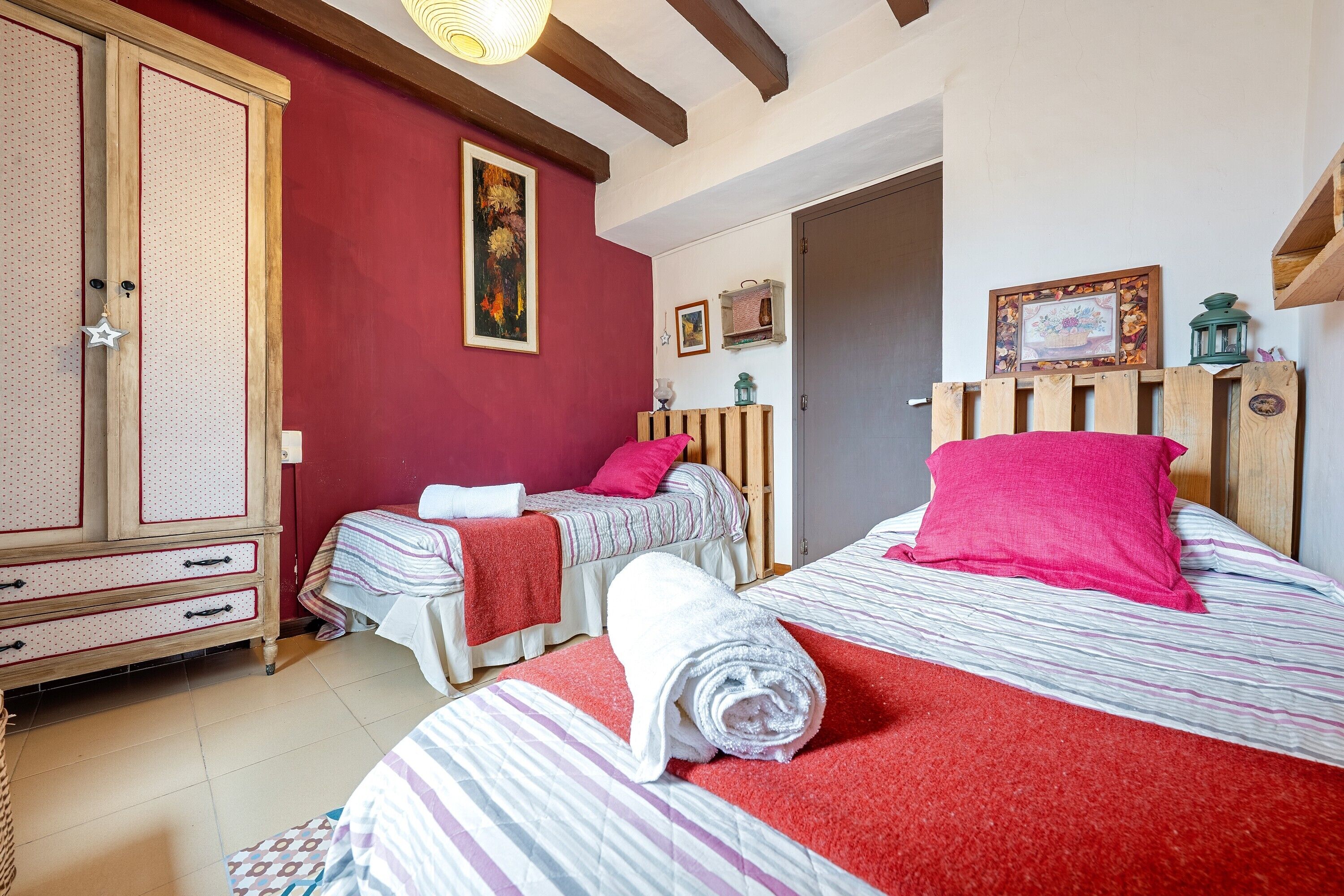4 bedrooms, iron/ironing board, WiFi, bed sheets
